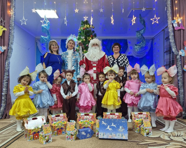 Новый год в младших группах Новый год в младших группах.